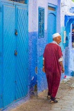 : Chefchaouen, Morocco, 22 Ağustos 2018: geleneksel Fas adam kurban bayramı sırasında Kurban Bayramı street yürüyüş