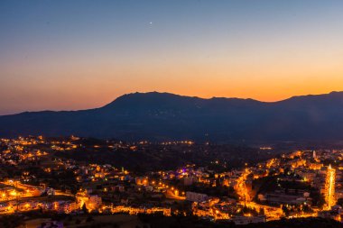 Riff Dağları: Chefchaouen, Morocco yakınındaki arkasında alacakaranlıkta