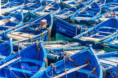 Essaouira, Fas limanındaki tipik mavi botlar.