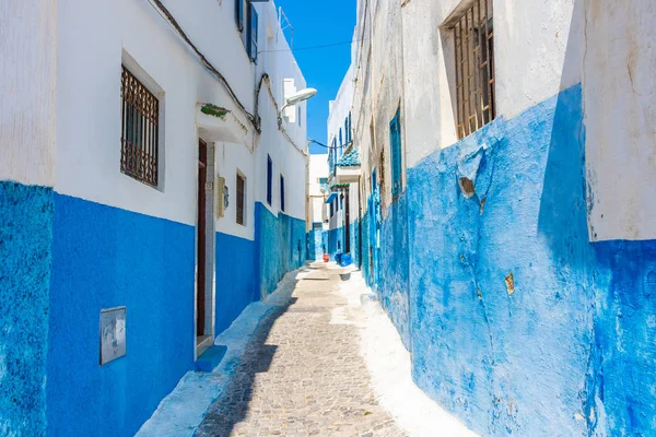 Rabat, Fas 'ta mavi ve beyaz bir cadde.
