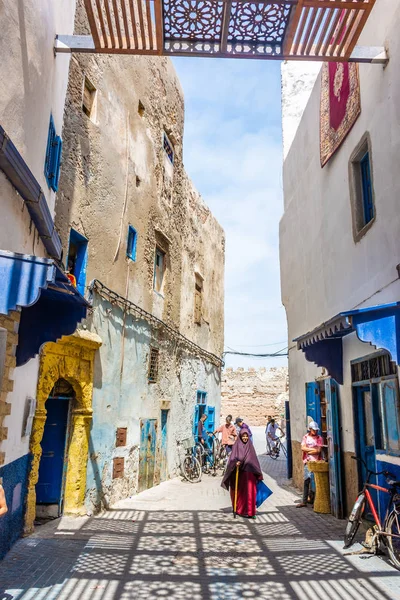 Essaouira Morocco Wrzesień 2018 Ludzie Głównej Ulicy Medyny — Zdjęcie stockowe