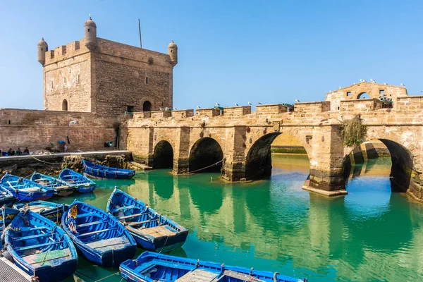 Kale, köprü ve küçük Essaouira limanı, Fas