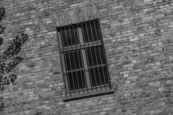 AUSCHWITZ, POLONIA, 16 DE JULIO DE 2018: Ventanas del bloque en negro a — Foto de Stock