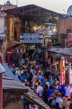 MARRAKECH, MOROCCO, 31 AĞUSTOS 2018: Marakeş 'te kalabalık bir pazar caddesinin yukarısından manzara