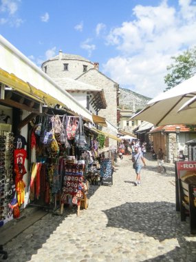 Ortaçağ sokak yürüyüş pazar yeri ve turistler