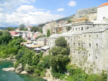 nehir kıyısında antik mimari görünümü, seyahat konsepti 