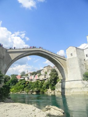 nehir üzerinde Antik köprü görünümü, seyahat konsepti 