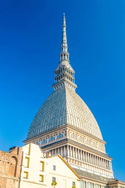 Mole Antonelliana üzerinde mavi gökyüzü, Torino, İtalya