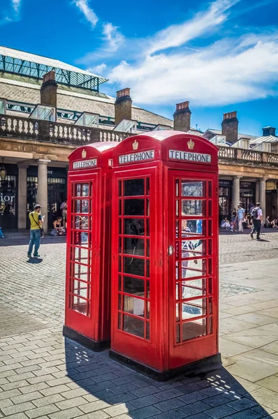 London Storbritannien September 2018 Två Traditionella Röda Telefon Boxar Nära — Stockfoto