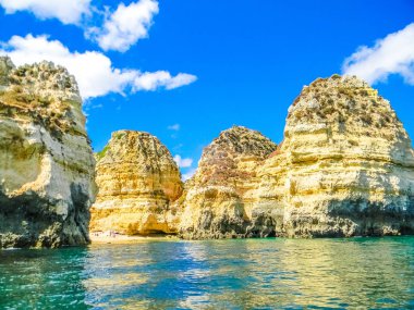Kaya oluşumları içinde güzel plaj, Praia Dona Ana, Lagos, Algarve, Portekiz