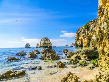 Kaya oluşumları içinde güzel plaj, Praia Dona Ana, Lagos, Algarve, Portekiz