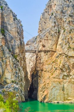 Malaga yakınlarındaki Garganta del Chorro üzerinde Caminito del Rey Köprüsü