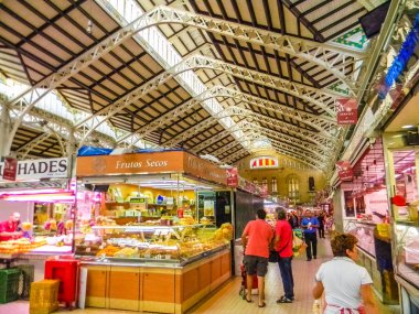 VALENCIA, İspanya, 19 Mart 2019: Geleneksel kapalı pazar içindeki renkli dükkanlar
