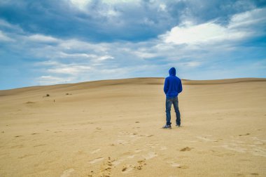 Slowinski Milli Parkı çölünde mavi sweatshirt ile Adam