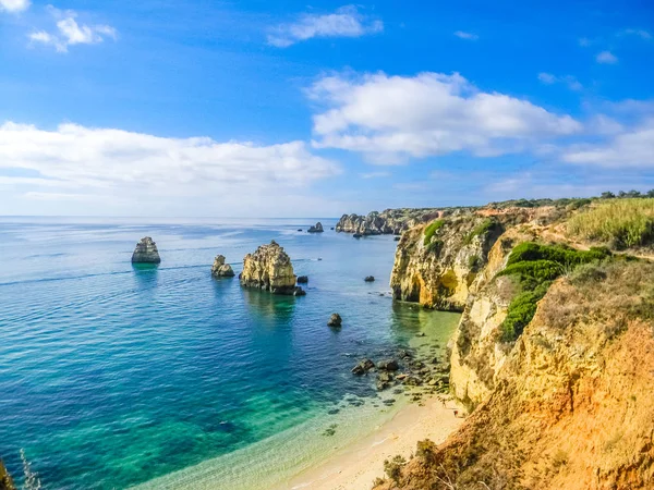 Kaya oluşumları içinde güzel plaj, Praia Dona Ana, Lagos, Algarve, Portekiz