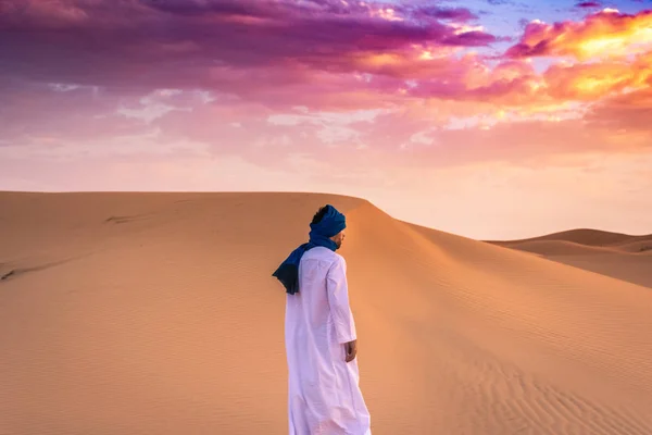 Hombre Bereber Vistiendo Ropa Tradicional Tuareg Desierto Del Sahara Amanecer — Foto de Stock