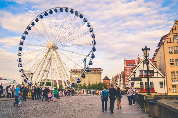 Gdansk, Polonya, 02 Eylül 2018: Dönme dolap ve Gdansk'taki insanlar
