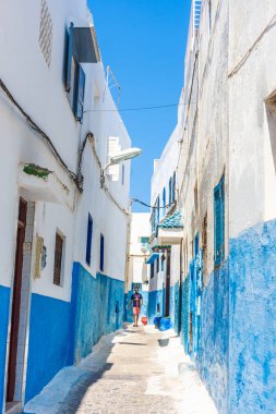 Rabat, Fas 'ta mavi ve beyaz bir cadde.