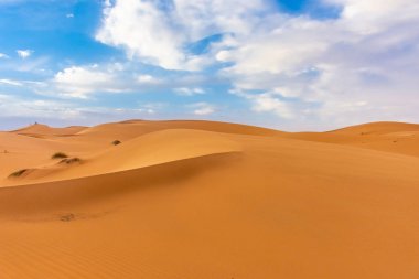 Alacakaranlıkta Sahra Çölü 'nün kumullarının güzel manzarası, Merzouga, Fas