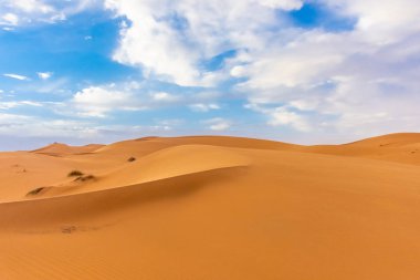 Alacakaranlıkta Sahra Çölü 'nün kumullarının güzel manzarası, Merzouga, Fas