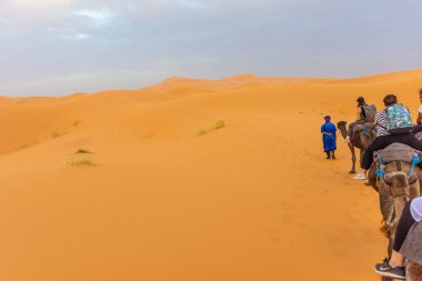 Alacakaranlıkta Sahra Çölü 'nün kumullarının güzel manzarası, Merzouga, Fas