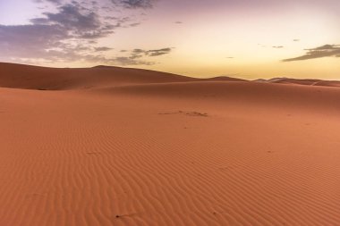 Erg Chebbi 'nin kumullarında şafak vakti, Sahra Çölü, Fas