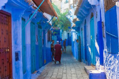 : Chefchaouen, Morocco, 22 Ağustos 2018: geleneksel Fas adam kurban bayramı sırasında Kurban Bayramı street yürüyüş