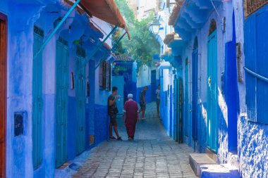 : Chefchaouen, Morocco, 22 Ağustos 2018: geleneksel Fas adam kurban bayramı sırasında Kurban Bayramı street yürüyüş