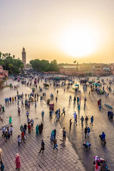 Marrakech Morocco Wrzesień 2018 Zachód Słońca Nad Wielkim Tłumem Djemaa — Zdjęcie stockowe