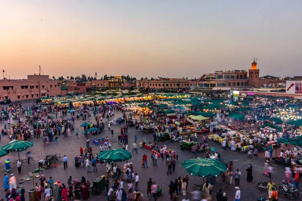 Marrakech Morocco Wrzesień 2018 Rynek Djemaa Fna Góry Zachodzie Słońca — Zdjęcie stockowe