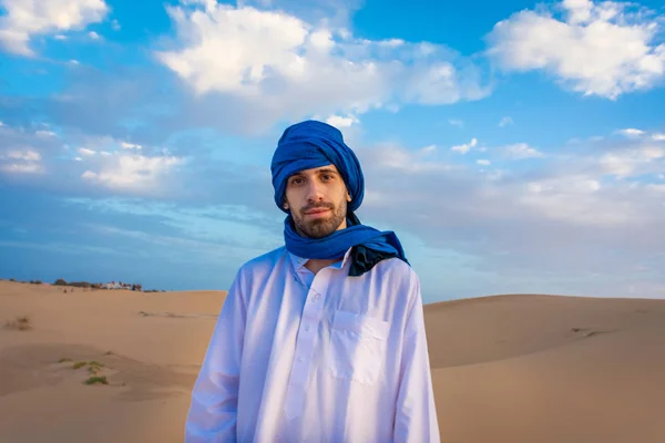 Homme Berbère Portant Des Vêtements Traditionnels Touaregs Dans Désert Sahara — Photo