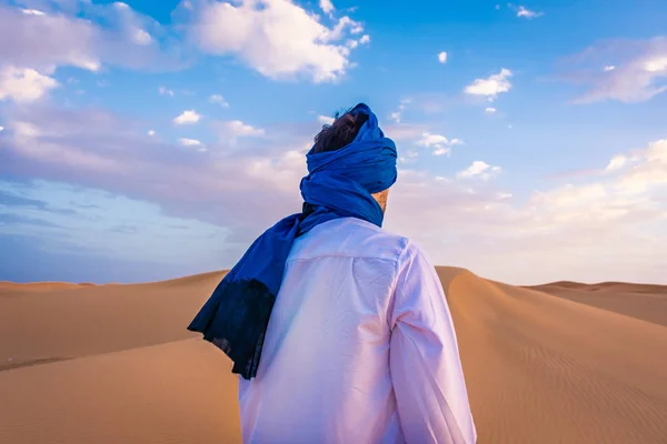 モロッコ メルズーガの夜明けにサハラ砂漠で伝統的なトゥアレグの服を着たバーバーの男 — ストック写真