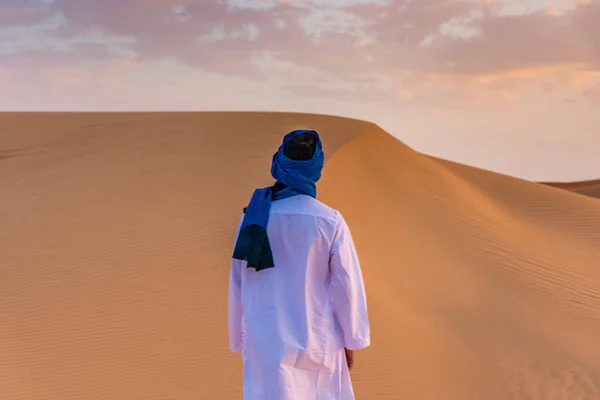 Uomo Berbero Che Indossa Abiti Tradizionali Tuareg Nel Deserto Del — Foto Stock