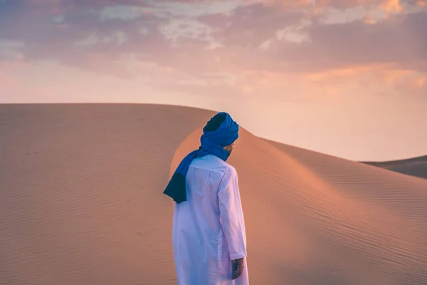 位于摩洛哥Merzouga的柏柏尔人 黎明时分穿着传统的Tuareg服装在撒哈拉沙漠 — 图库照片