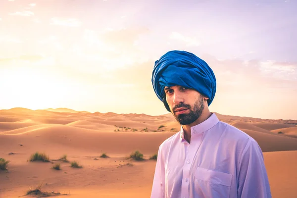 Uomo Berbero Che Indossa Abiti Tradizionali Nel Deserto Del Sahara — Foto Stock