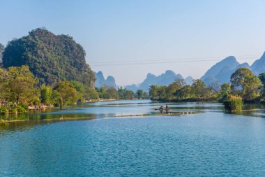 Li Nehri 'nin Yangshuo, Çin' deki manzarası