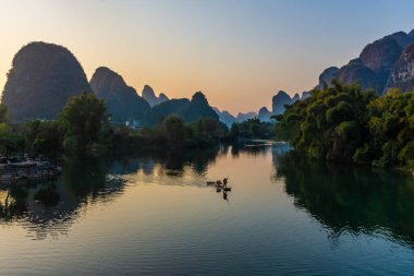 YANGSHUO, ÇİN, 6 ARALIK 2019: Yulong Nehri üzerinde güzel bir gün batımı Yangshuo, Guilin, Guangxi