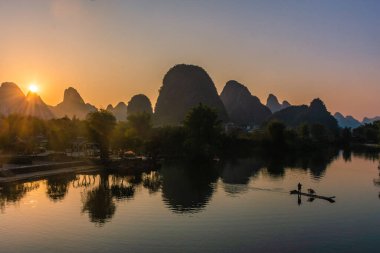 YANGSHUO, ÇİN, 6 ARALIK 2019: Yulong Nehri üzerinde güzel bir gün batımı Yangshuo, Guilin, Guangxi