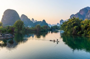 YANGSHUO, ÇİN, 6 ARALIK 2019: Yulong Nehri üzerinde güzel bir gün batımı Yangshuo, Guilin, Guangxi