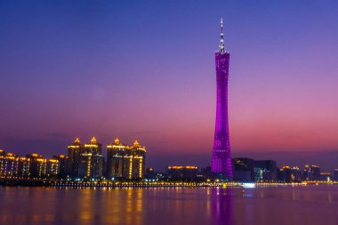 GuANGZHOU, ÇİN, 18 Kasım 2019: Pearl River 'ın alacakaranlıkta Kanton Kulesi