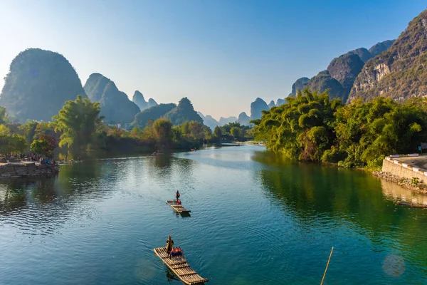 YANGSHUO, ÇİN 6 ARALIK 2019: Li Nehri Yangshuo, Çin