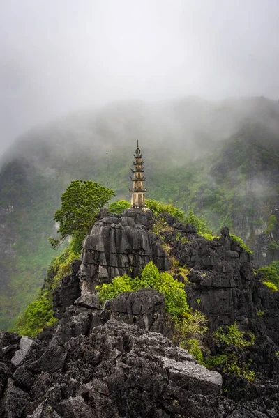 Pagoda Montaña Huang Mua Tam Coc Durante Fuertes Lluvias Vietnam — Foto de Stock