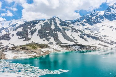 İtalyan Alplerinde renkli zümrüt gölü