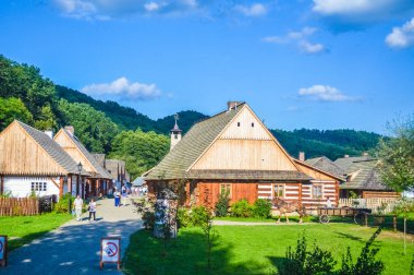 SANOK, POLAND, 22 AĞUSTOS 2018: Açık alandaki eski ahşap binalar-