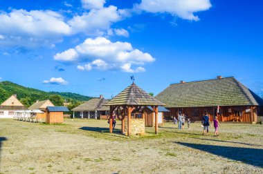 SANOK, POLAND, 22 AĞUSTOS 2018 Skansen 'in ana meydanı