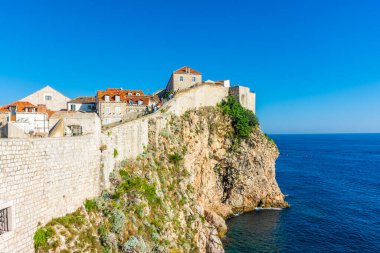 Hırvatistan 'ın Dubrovnik kentindeki uçurumlarda duvarlar