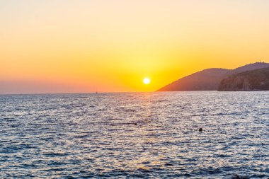 Hırvatistan 'ın Hvar adasından Adriyatik Denizi üzerinde gün batımı