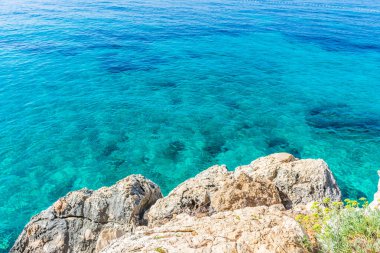 Adriyatik Denizi üzerindeki uçurumlar Jagodna Sahili, Hvar, Hırvatistan