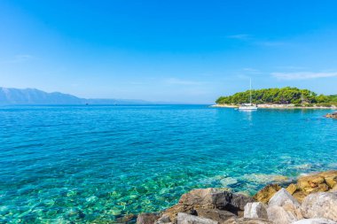 Sucuraj, Hvar ve Hırvatistan 'ın küçük limanında kristal berrak su