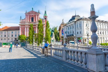 LJUBLJANA, SLOVENIA, 5 AĞUSTOS 2019: Tromostovje, veya Triple Bridge
